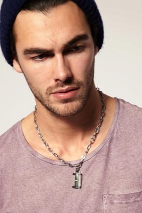 Silberne Herrenketten am Hals