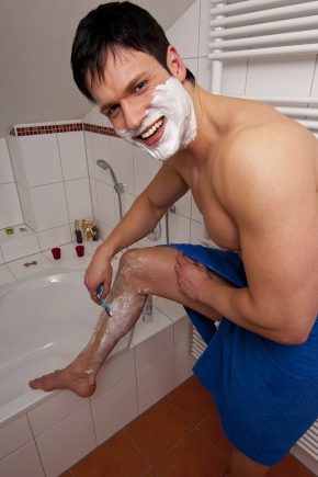 Πρέπει οι άντρες να ξυρίσουν τα πόδια τους και πώς να το κάνουν;