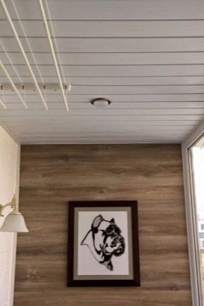 Deckendekoration mit Kunststoffplatten auf Balkon und Loggia