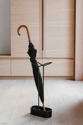 Supports pour parapluies dans le couloir