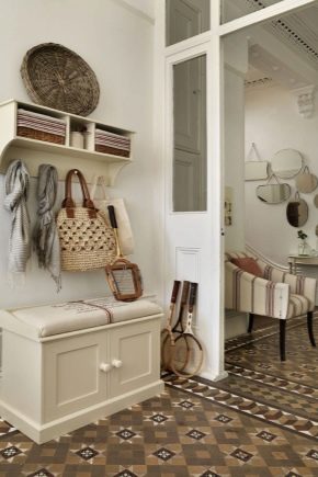 Scegliere un banchetto con una scatola nel corridoio