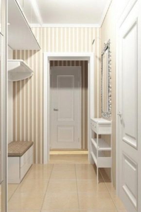 Tapete im Flur unter hellen Türen wählen