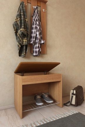 Sapateiras com assento no corredor