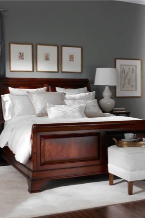 Schlafzimmer mit dunklen Möbeln