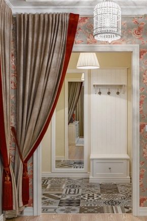 Auswahl von Vorhängen im Flur