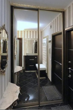 Roupeiros deslizantes em um pequeno corredor