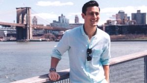 Сини мъжки ризи: какви стилове има и с какво да се носят?