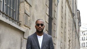 Comment associer et porter un pantalon homme avec des baskets ?