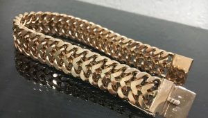 سلاسل الذهب للرجال في متناول اليد: كيف تختار وترتدي بشكل صحيح؟