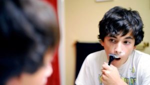 Как да се обръсне правилно мустак?