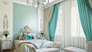 Rideaux turquoise à l'intérieur de la chambre