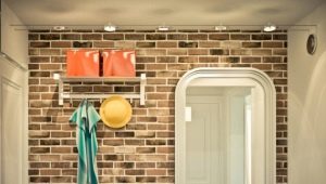 Fliesen an der Wand im Flur