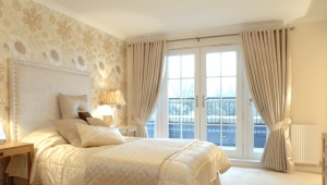 Carta da parati chiara all'interno della camera da letto