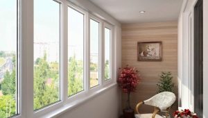 Acristalamiento cálido del balcón y logia.