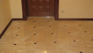 Fliesen im Flur verlegen