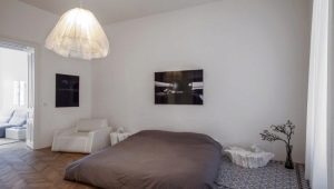 Betten ohne Kopfteile und Rücken im Innenraum