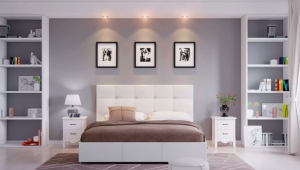 Yatak odasının iç kısmındaki raflar