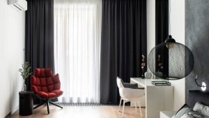 Rideaux sombres à l'intérieur de la chambre