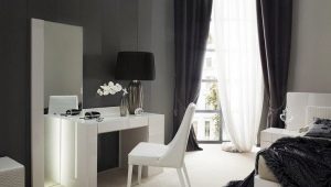 Yatak odasının iç kısmındaki tuvalet masası