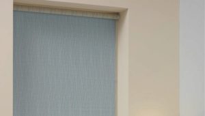 Choisir des stores dans la chambre