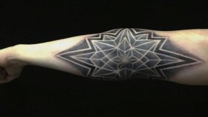 Quel genre de tatouages ​​masculins puis-je avoir sur le coude ?