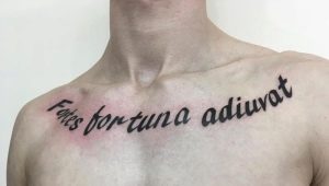 Vielzahl von Männertattoos in Form von Inschriften auf dem Brustbein