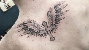 Variété de tatouage en forme d'ailes sur le dos pour les hommes