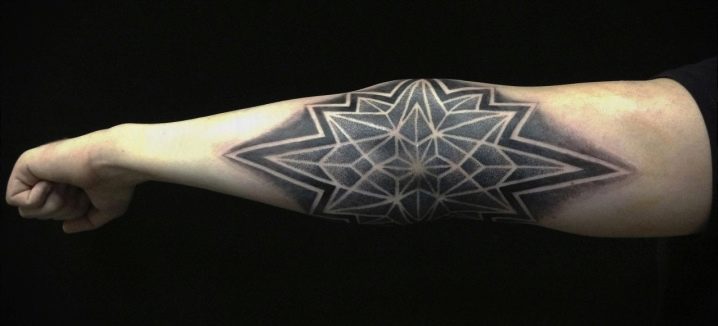 ما نوع الوشم الذكوري الذي يمكنني وضعه على الكوع؟