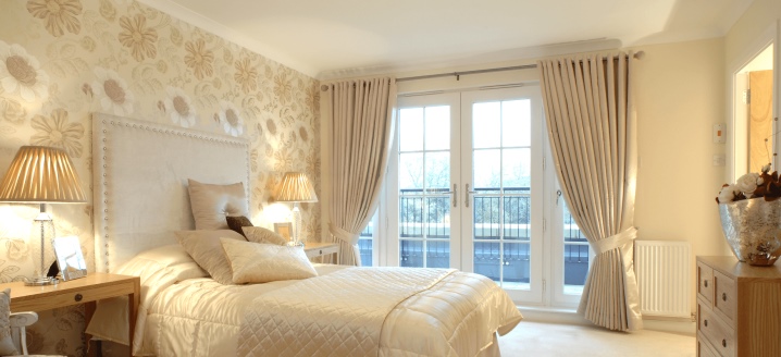 Papier peint clair à l'intérieur de la chambre