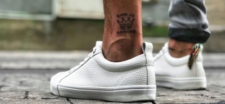 Variedade de tatuagens masculinas de tornozelo