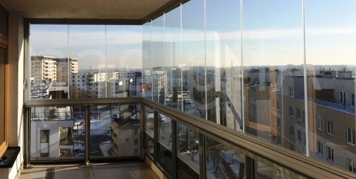 كل شيء عن التزجيج بدون إطار للشرفات والمقطع