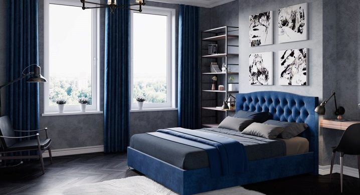 Blaue Vorhänge im Inneren des Schlafzimmers