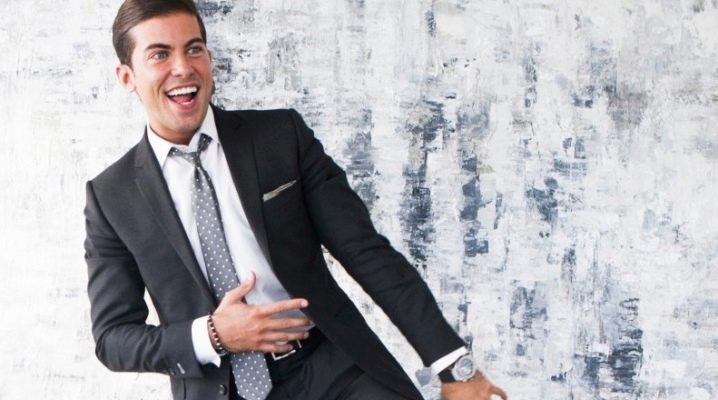 كيف تطابق ربطة عنق مع بدلة رمادية؟