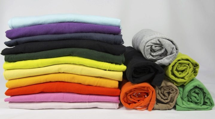 Come piegare una maglietta per evitare che si stropicci?