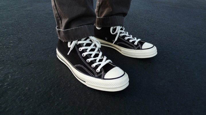 أحذية رياضية سوداء للرجال: مجموعة متنوعة من النماذج وقواعد الاختيار والجمع