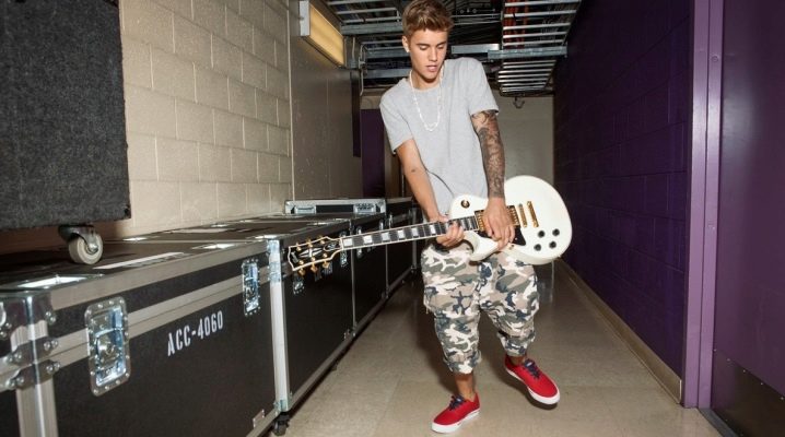 Erkekler spor ayakkabı ile ne giyebilir?