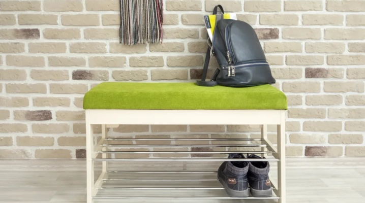Bancs avec étagère pour chaussures dans le couloir