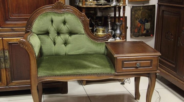 Bankette mit Rücken im Flur