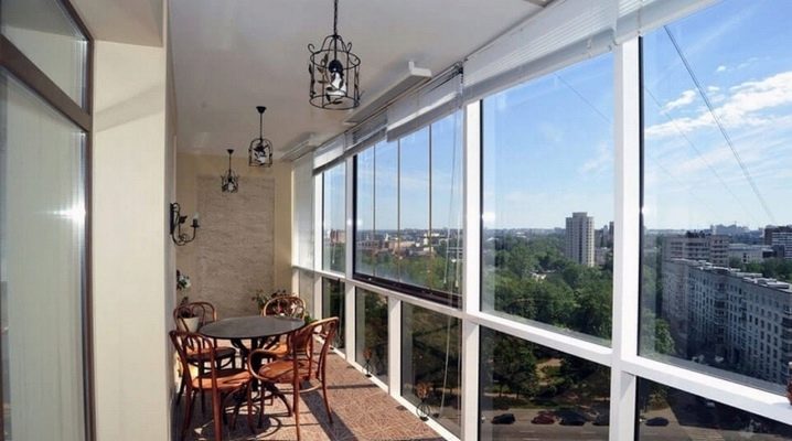 Französische Verglasung von Balkon und Loggia