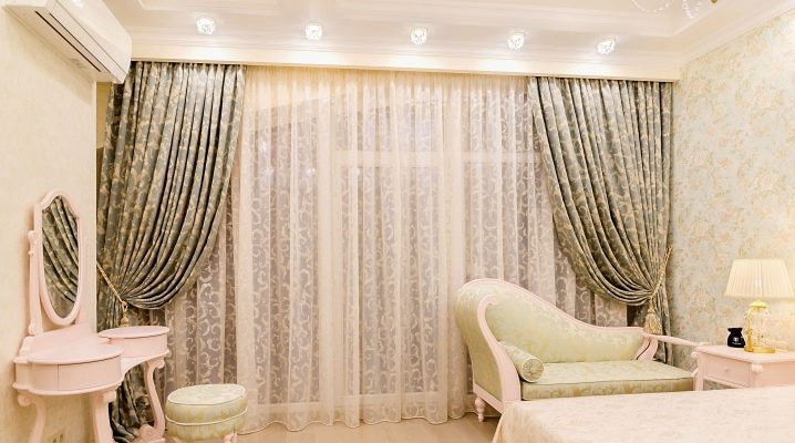 Há uma cortina para um quarto com porta de varanda