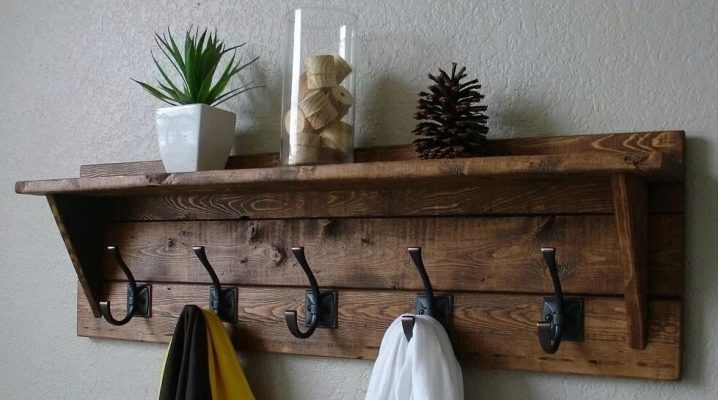 Изработка на закачалка за стена от дърво в коридора със собствените си ръце