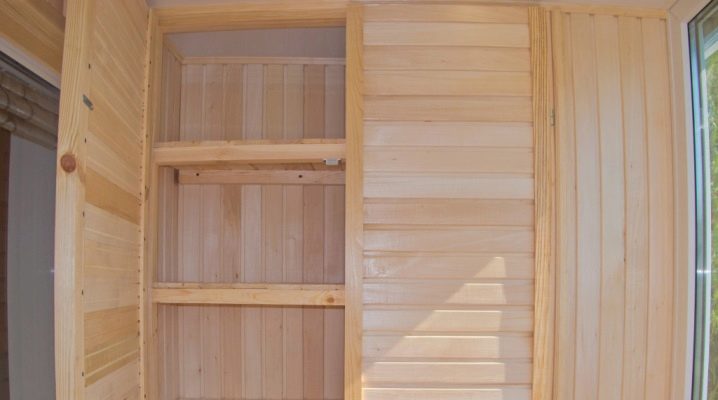 Faire une armoire à partir de la doublure sur le balcon