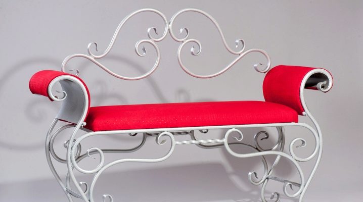 Banquettes en fer forgé dans le couloir