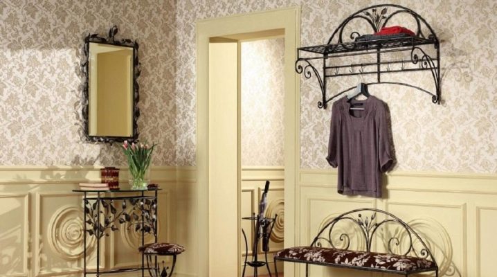 Закачалки от ковано желязо във вътрешността на коридора