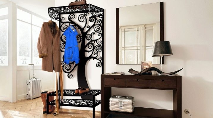 Cabides de chão no corredor: tipos e design