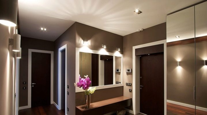 Appliques dans le couloir