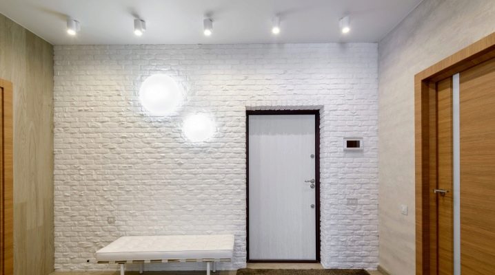 Tapete unter einem Ziegelstein im Flur