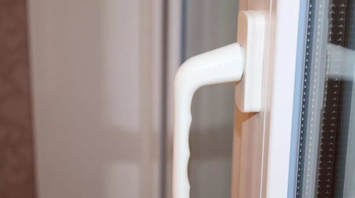 Vue d'ensemble des poignées pour une porte en plastique de balcon et leur installation