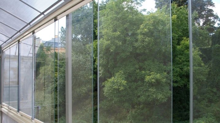 Vitrage du balcon en polycarbonate