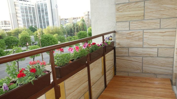 Décorer le balcon et la loggia avec de la pierre décorative